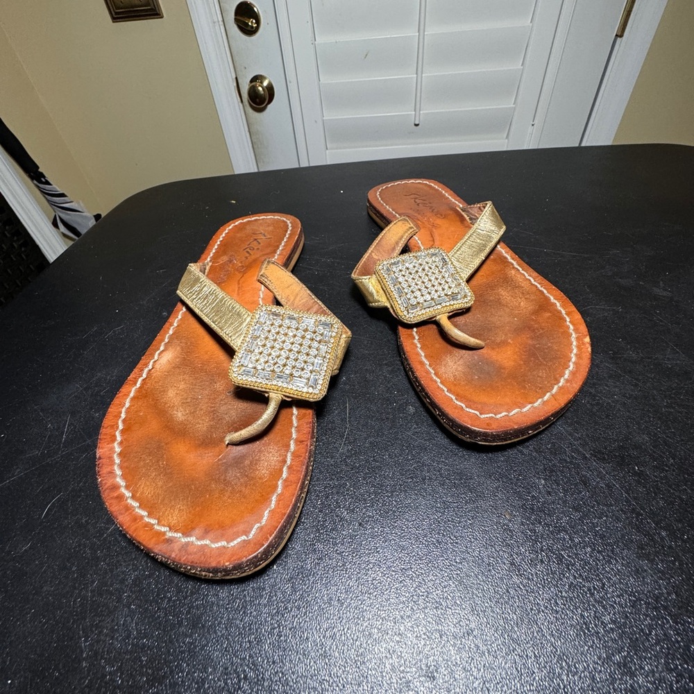 SKemo size 7 gold embellished sandal